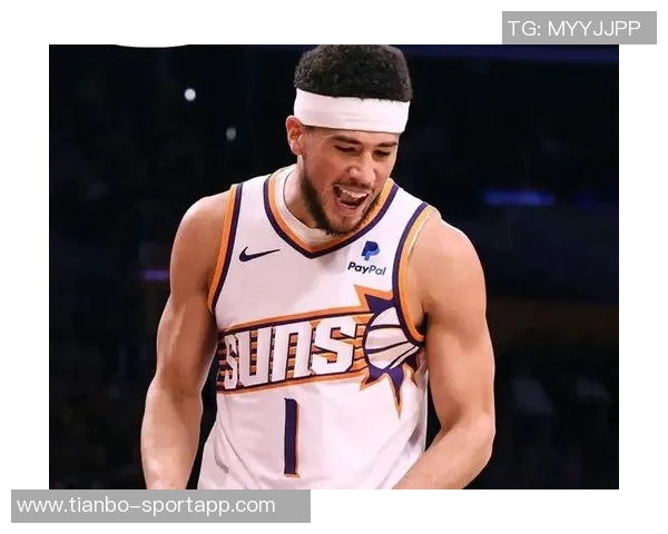 布克第三节发力砍下12分助队逆转全场贡献18分5助攻5抢断表现抢眼