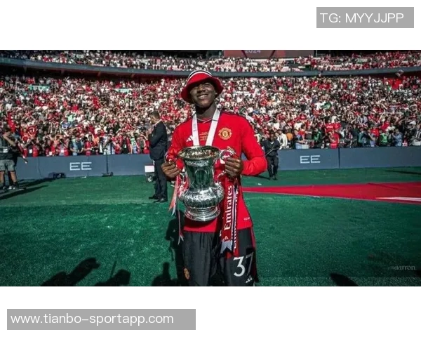 曼联青训小将社交媒体质疑主帅阿莫林引发争议是否应当如此